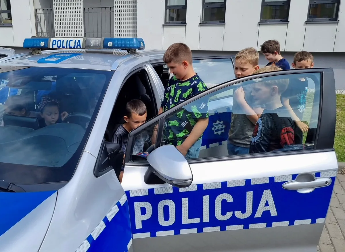 Uczniowie z Rosochatej odwiedzili legnicką komendę policji