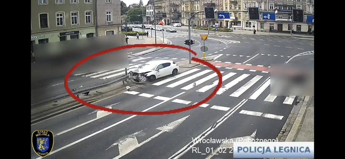 Liczba kolizji drogowych wzrasta z powodu deszczu i śliskiej nawierzchni – apel o ostrożność