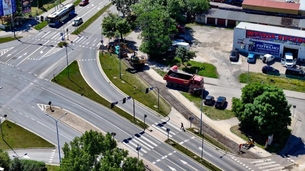 Asfaltowanie nowej drogi rowerowej przy ul. Żołnierzy II AWP
