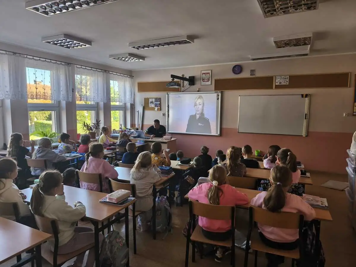 Spotkanie dzielnicowych z uczniami SP w Bieniowicach w sprawie bezpieczeństwa
