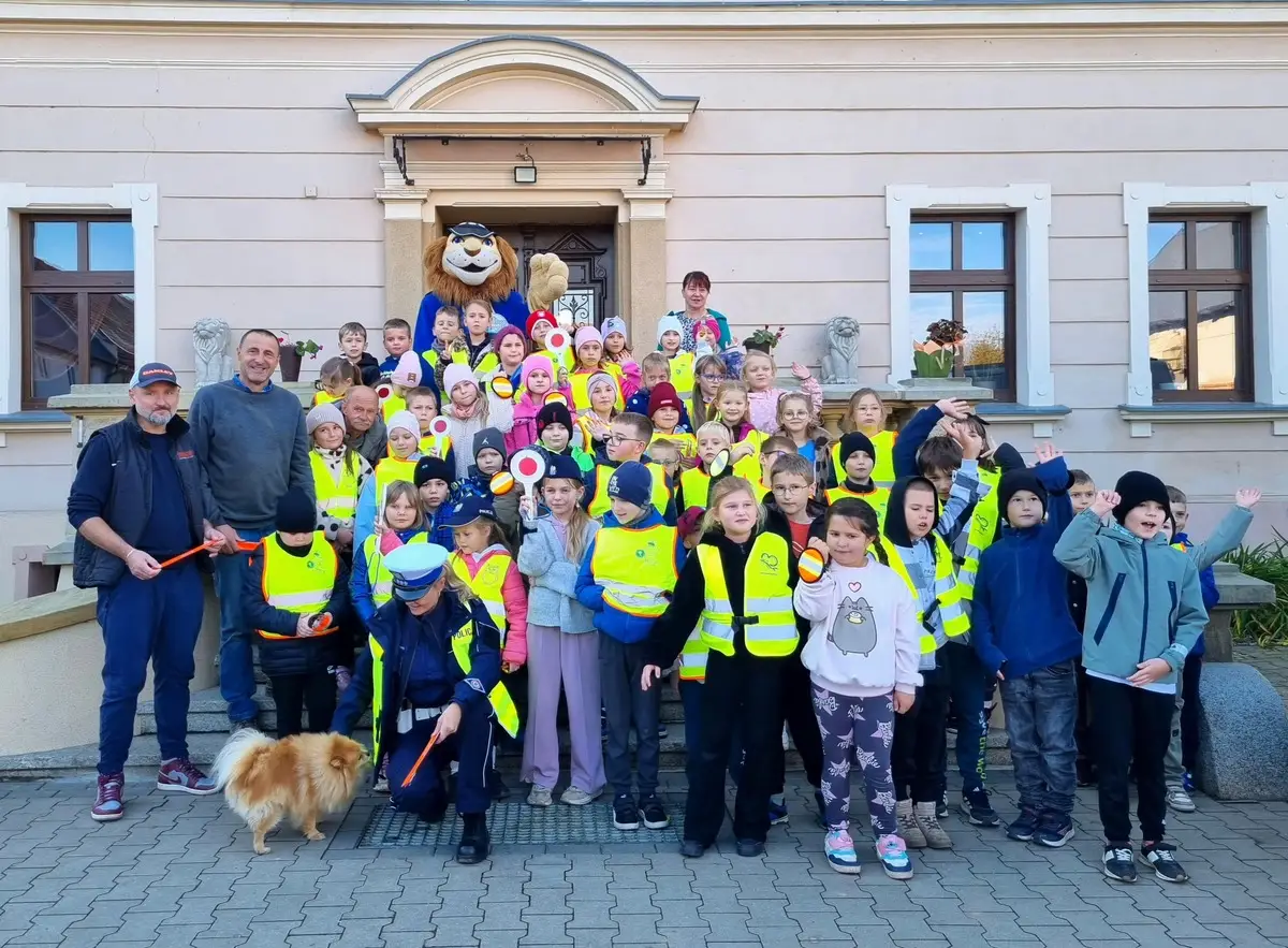 Akcja 'Odblaskowa Szkoła' w Kościelcu. Policjantka edukuje o bezpieczeństwie na drodze
