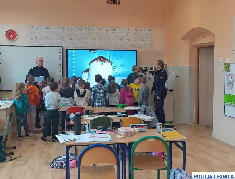 Spotkanie dzielnicowych z uczniami Szkoły Podstawowej nr 2 w Legnicy na temat bezpieczeństwa