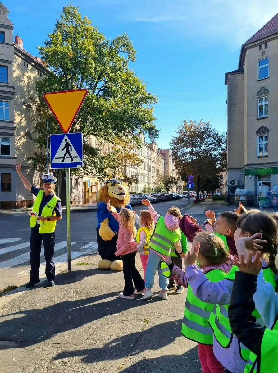 Praktyczna lekcja bezpieczeństwa na drodze dla dzieci z Legnicy
