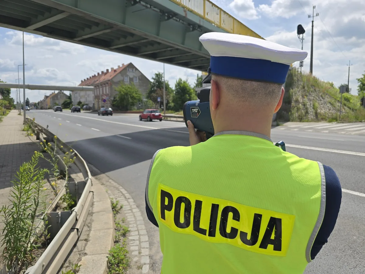 Podsumowanie działań „Prędkość” legnickiej drogówki: 108 skontrolowanych pojazdów i nietrzeźwy kierowca
