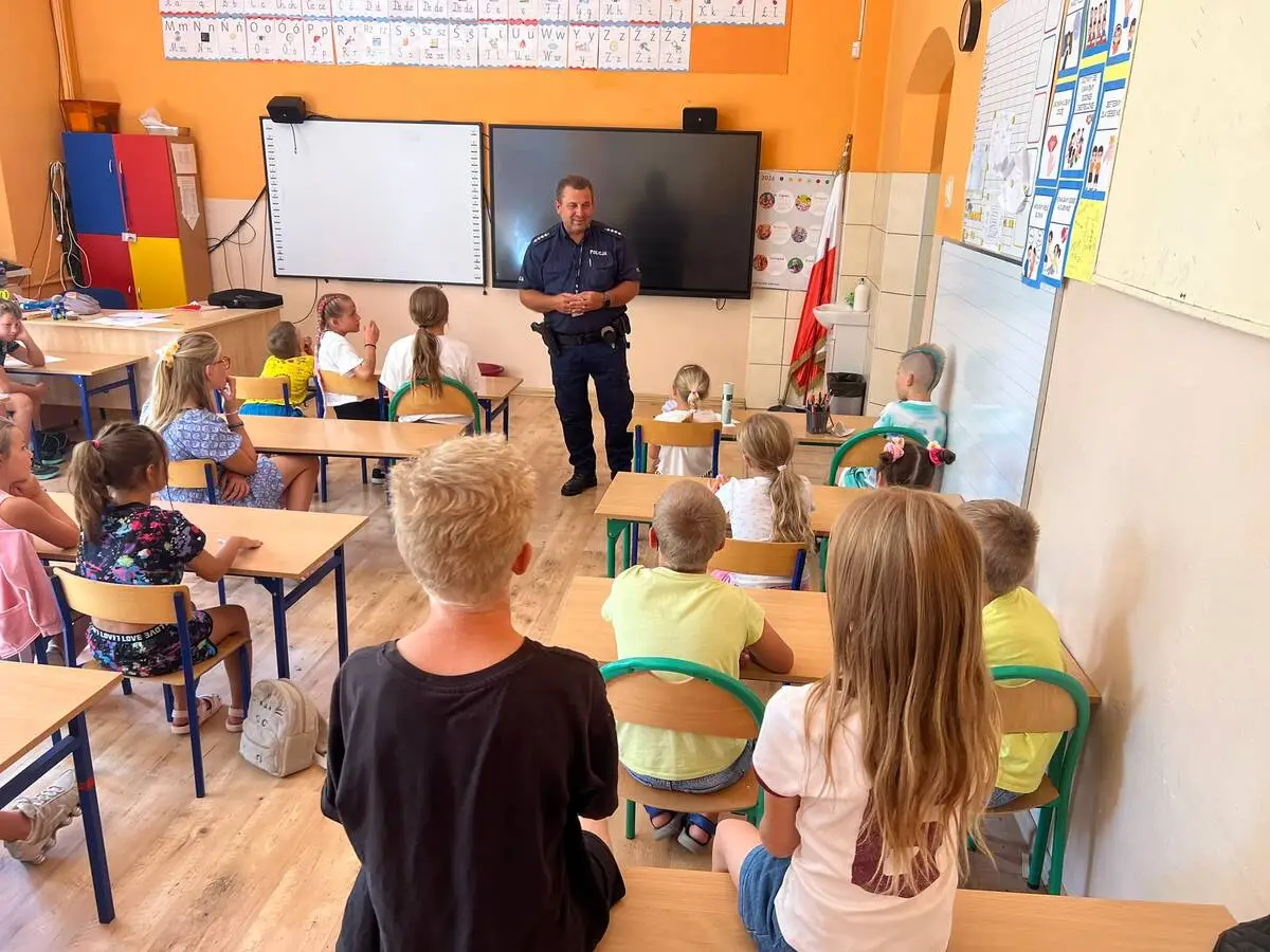 Policjant uczy dzieci o bezpieczeństwie podczas wakacji