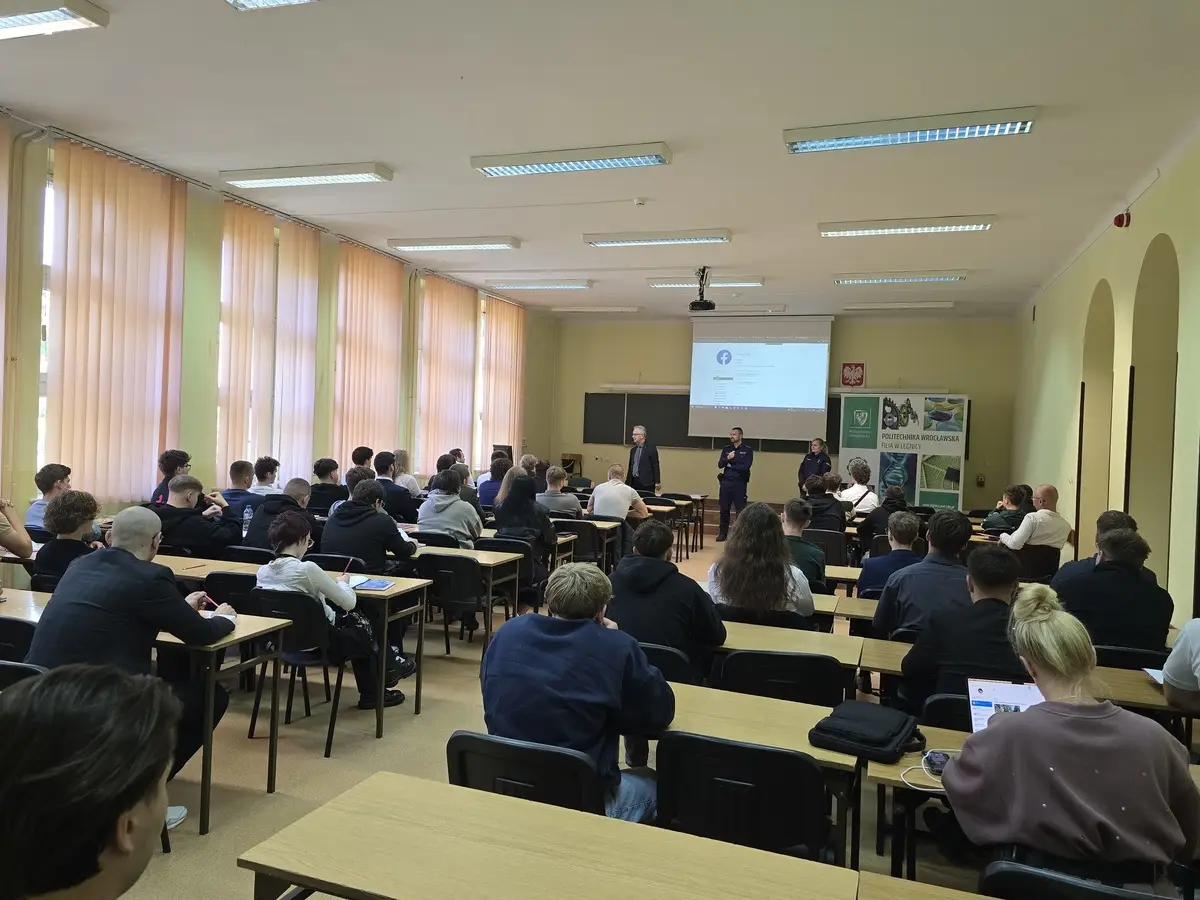 Dzielnicowi policjanci spotkali się ze studentami na inauguracji roku akademickiego