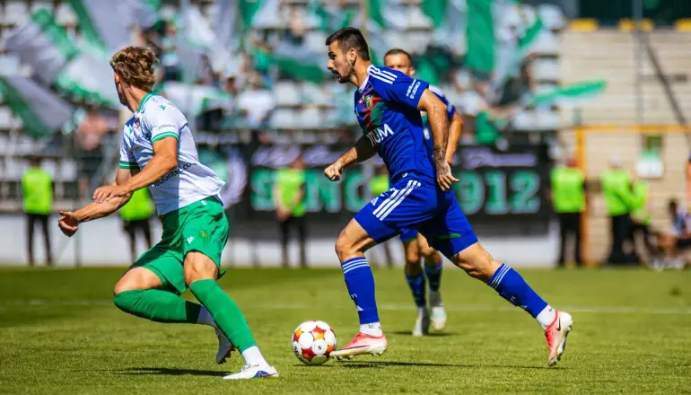 Miedź Legnica pokonuje Wartę Poznań 2:1 w 6. kolejce Betclic 1 Ligi