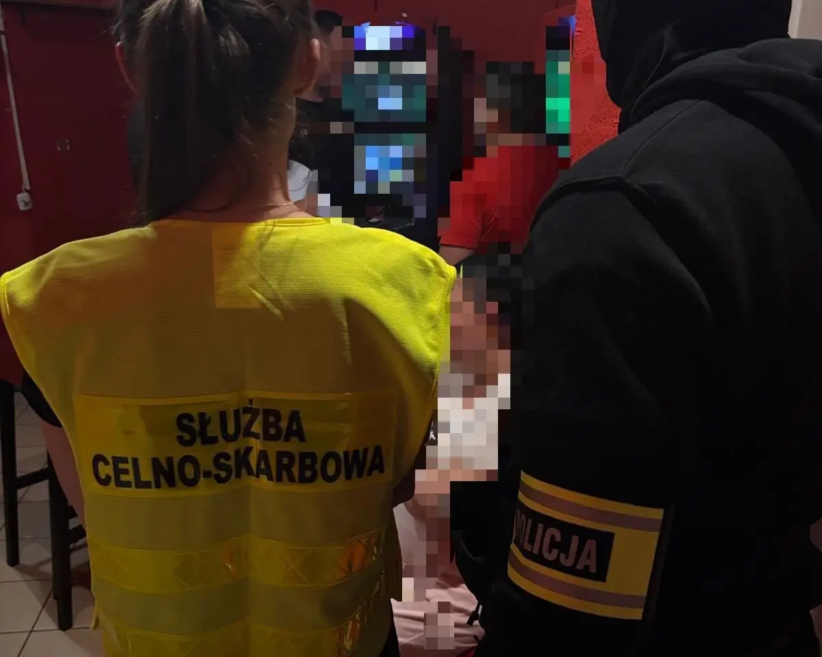 Legniccy policjanci i celnicy kontynuują walkę z nielegalnym hazardem – zabezpieczono osiem automatów i zatrzymano siedem osób
