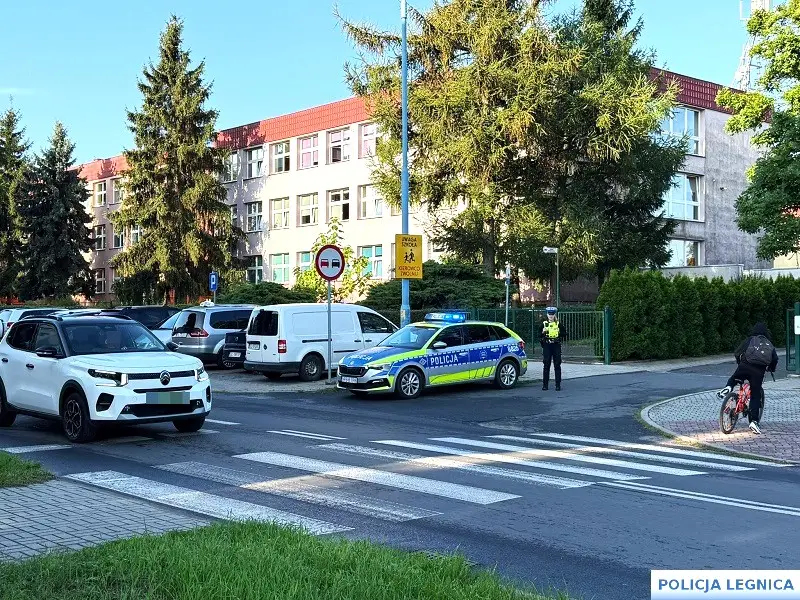 Legniccy policjanci dbają o bezpieczeństwo uczniów w drodze do szkoły