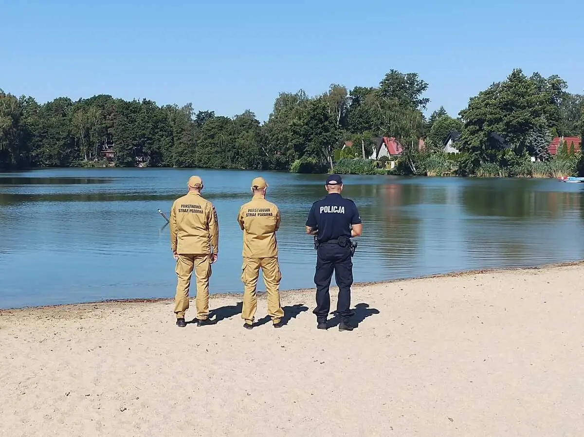 Policjanci i strażacy kontrolują bezpieczeństwo nad wodą podczas wakacji
