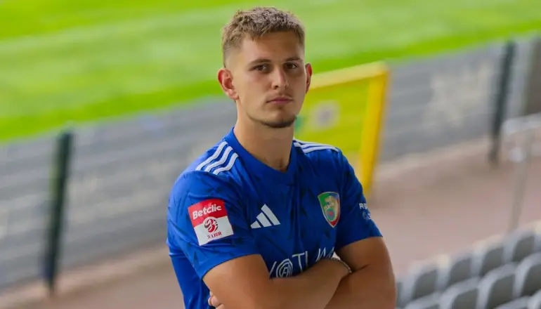 Patryk Szuba przedłuża kontrakt z Miedzią Legnica