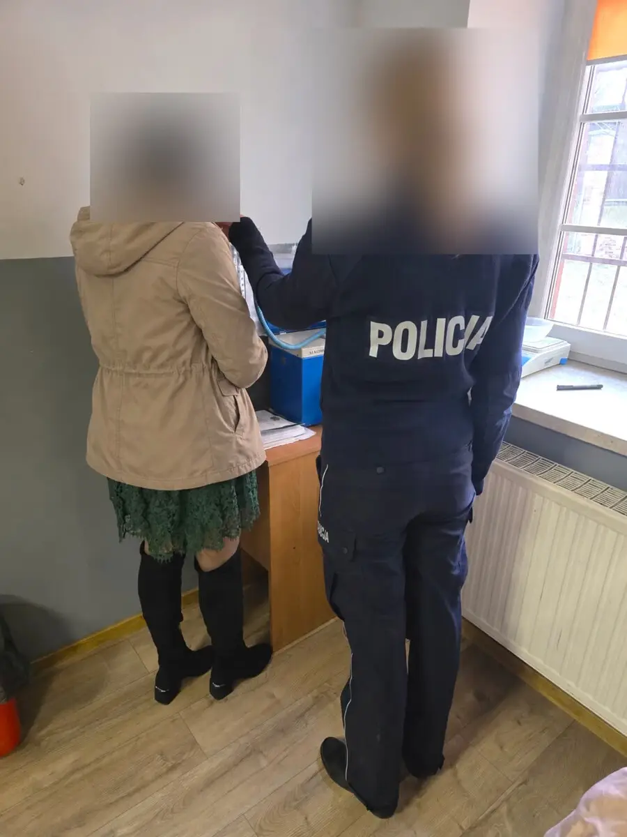Prawie 2 promile alkoholu i dziecko w aucie – legniccy policjanci przerwali niebezpieczną jazdę 30-latki