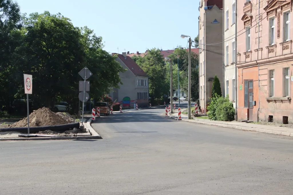 Postępują prace modernizacyjne na ul. Działkowej w Legnicy