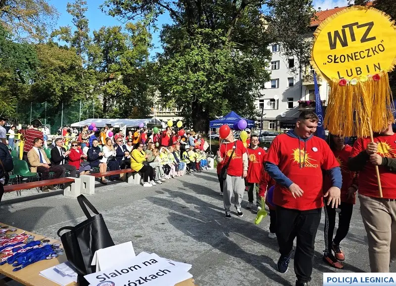 Legniccy policjanci na Paraolimpiadzie organizowanej przez Towarzystwo Przyjaciół Dzieci