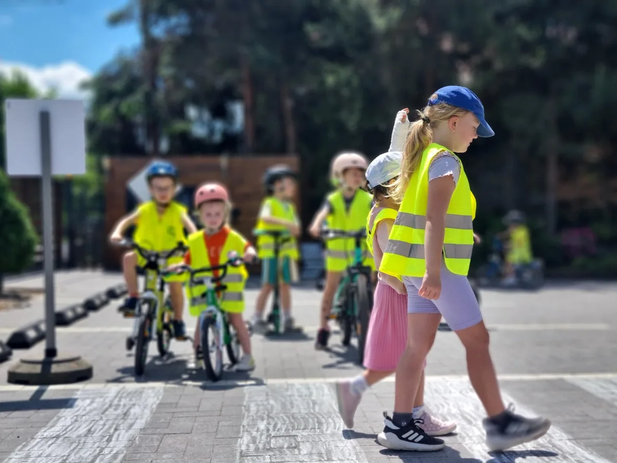 Dzieci poznają zasady bezpieczeństwa w ruchu drogowym na rowerach i hulajnogach
