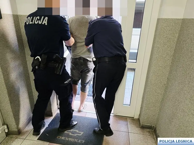 Interwencja policji w Legnicy – mężczyzna próbował wyskoczyć z okna