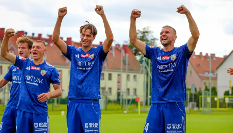 Miedź II Legnica pokonuje Ślęzę Wrocław w wyjątkowym meczu