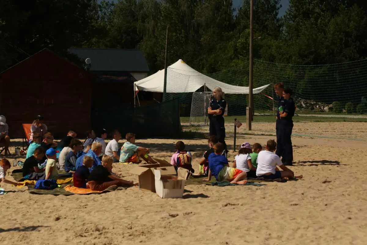 Policjanci edukują dzieci o bezpieczeństwie nad wodą podczas półkolonii w Jezierzanach