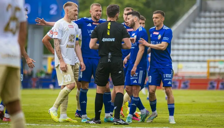 Mecz z Pogonią Grodzisk Mazowiecki poprowadzi sędzia Piotr Pazdecki