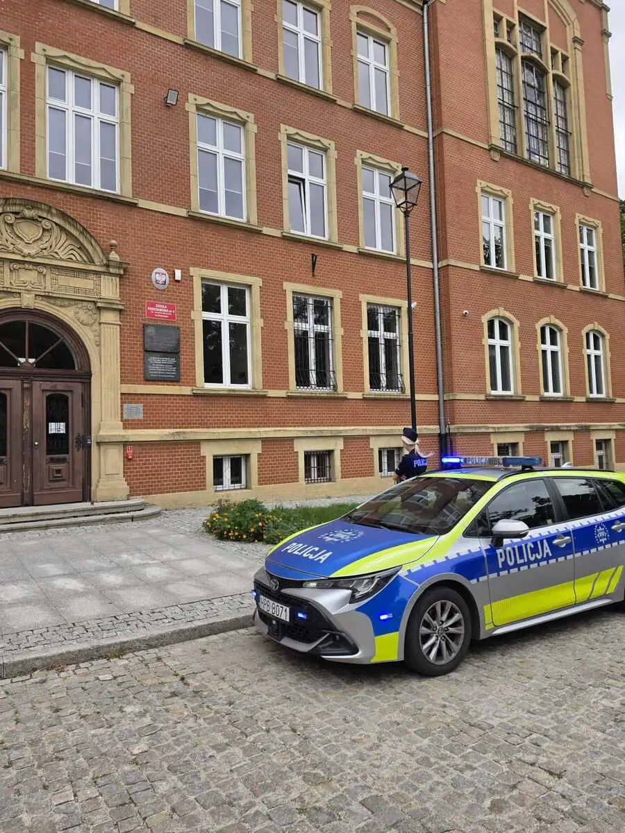 Policja zapewnia bezpieczeństwo uczniów w pierwszym dniu roku szkolnego