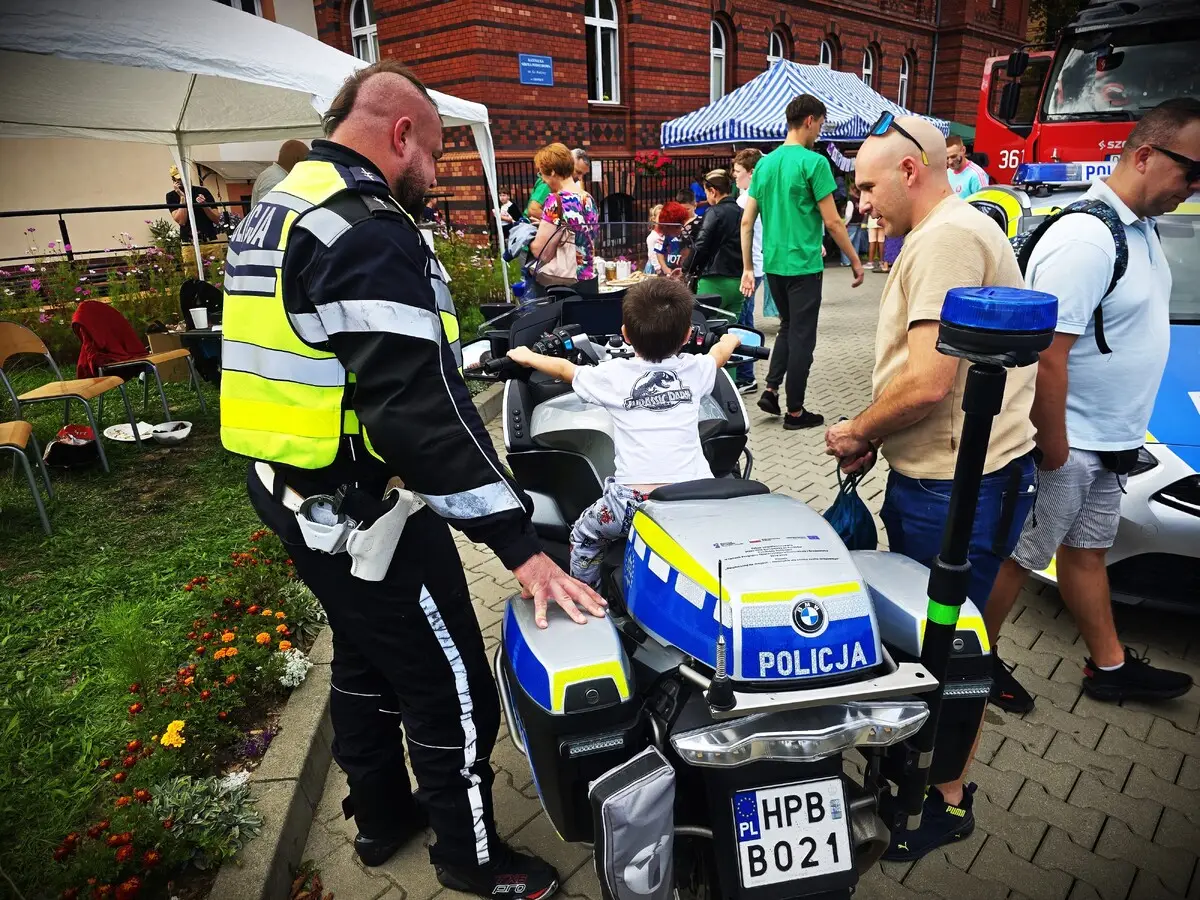 Legniccy policjanci świętowali 20-lecie szkoły podstawowej