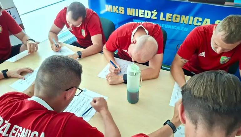 Wszechstronny rozwój trenerów w Akademii Piłkarskiej Miedzi Legnica
