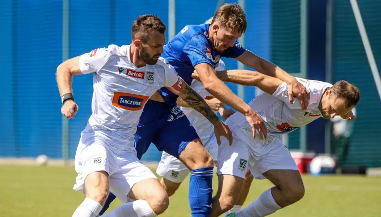 Miedź II Legnica zwycięża w Brzegu