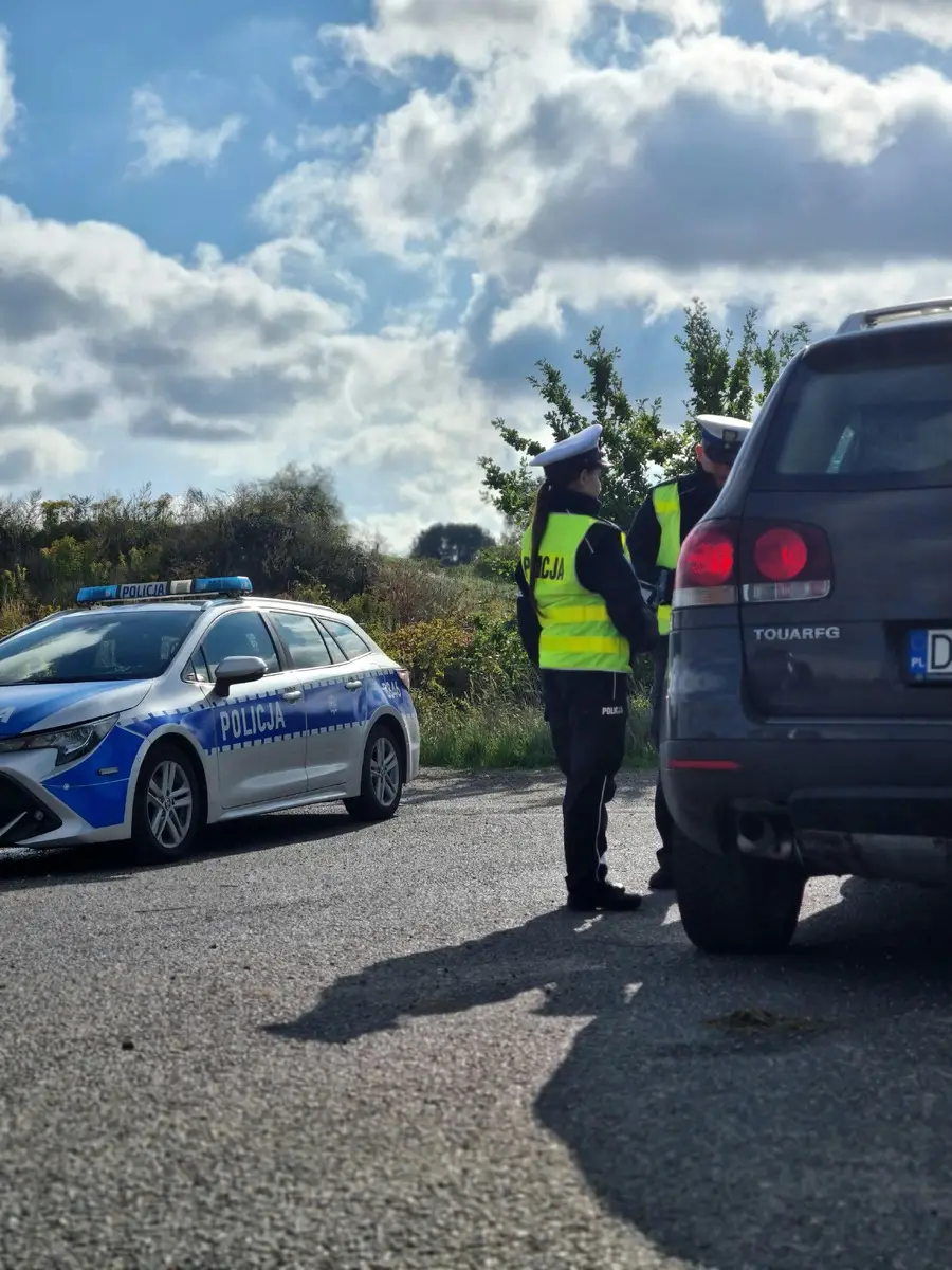 Policjanci kontrolują stan techniczny pojazdów na drogach