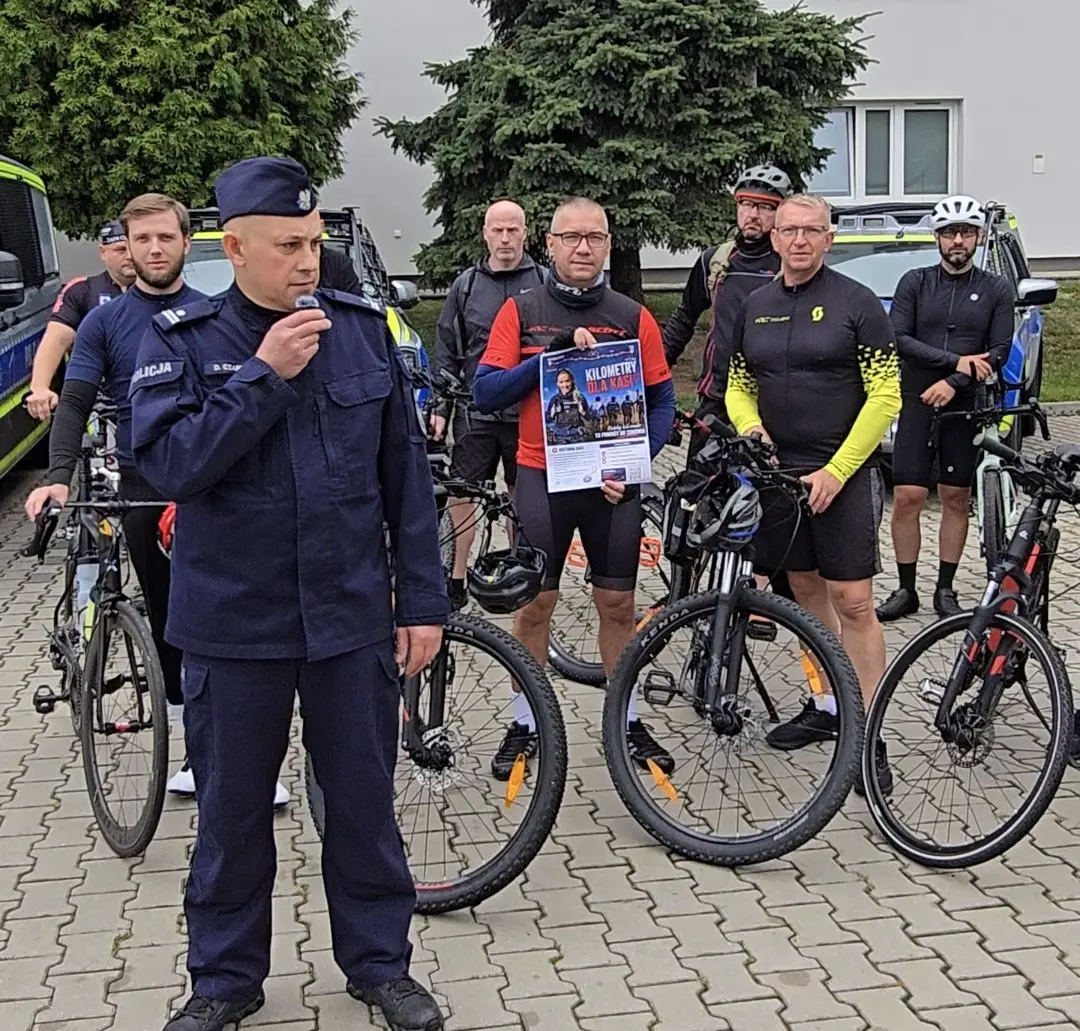 Policjanci SPPP Legnica zakończyli trasę do Wałbrzycha w akcji "Kilometry dla Kasi"