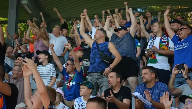 Kibice Miedzi Legnica świętują awans na prowadzenie w 1 Lidze