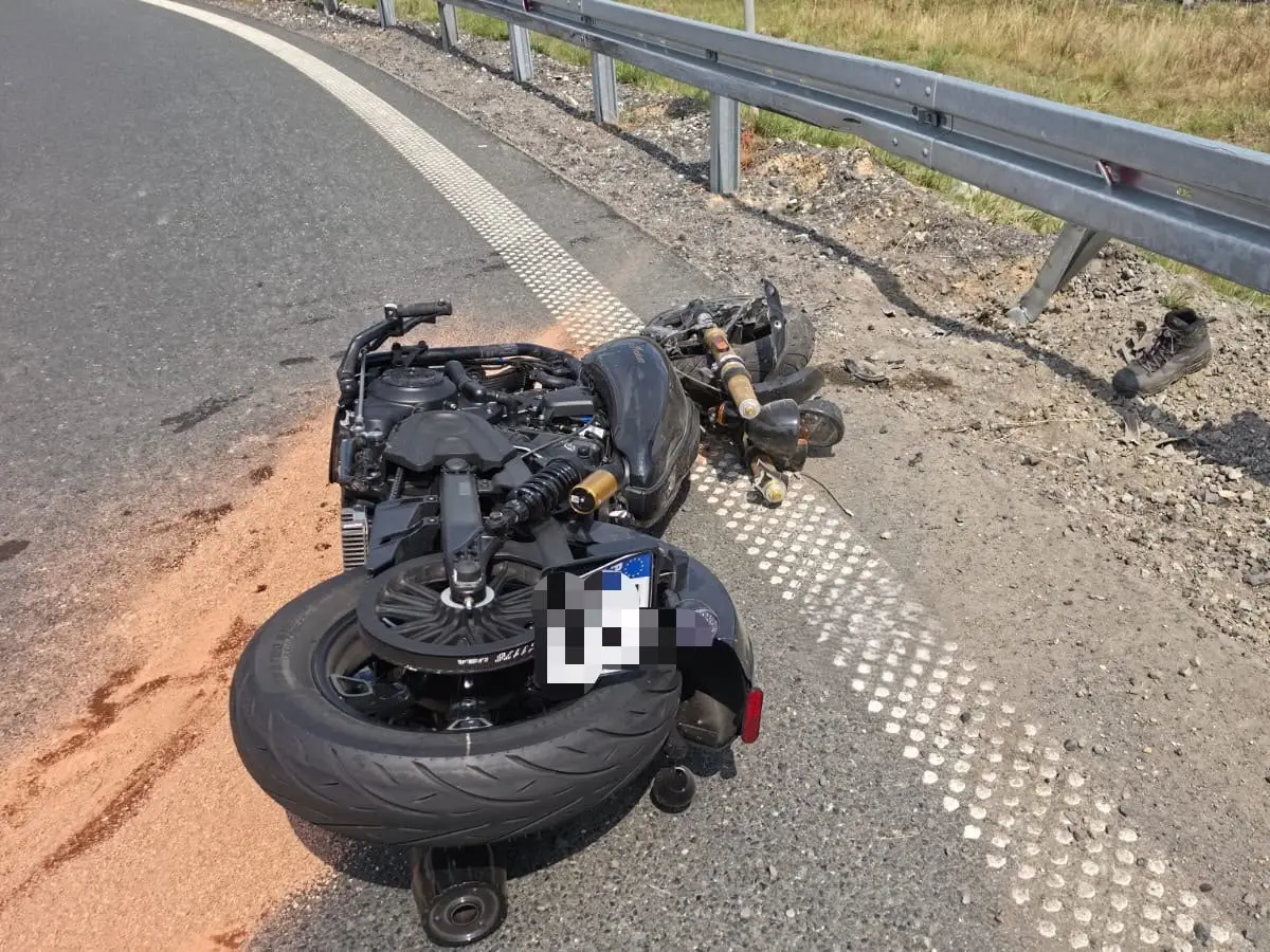Motocyklista odniósł poważne obrażenia w wyniku wypadku. Policja wzywa do ostrożności na drodze