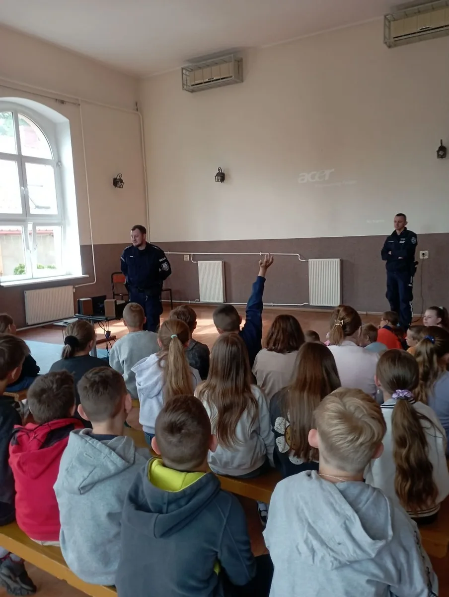Dzielnicowi w SP Bieniowice: Edukacja na temat bezpieczeństwa