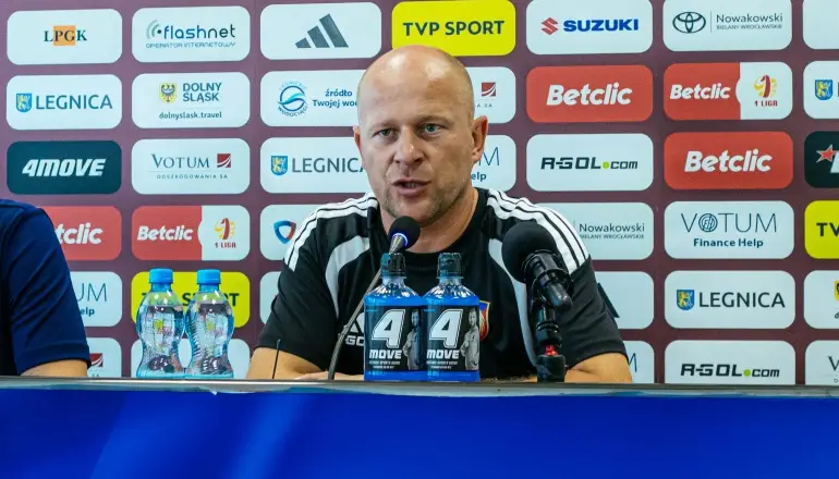 Betclic 1 Liga ogłasza nominacje na piłkarza i trenera miesiąca. Janusz Niedźwiedź wśród kandydatów