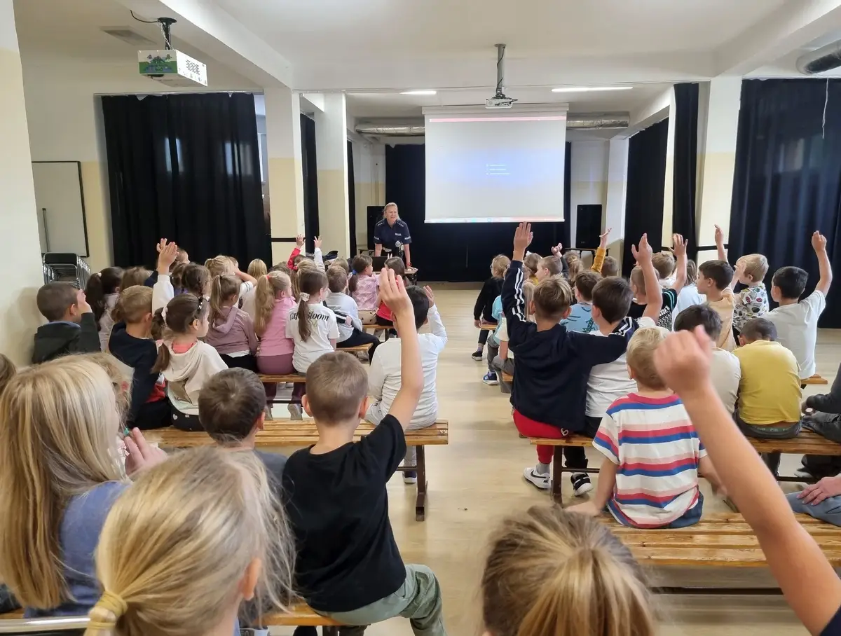 Policjantka uczy dzieci o bezpieczeństwie drogowym