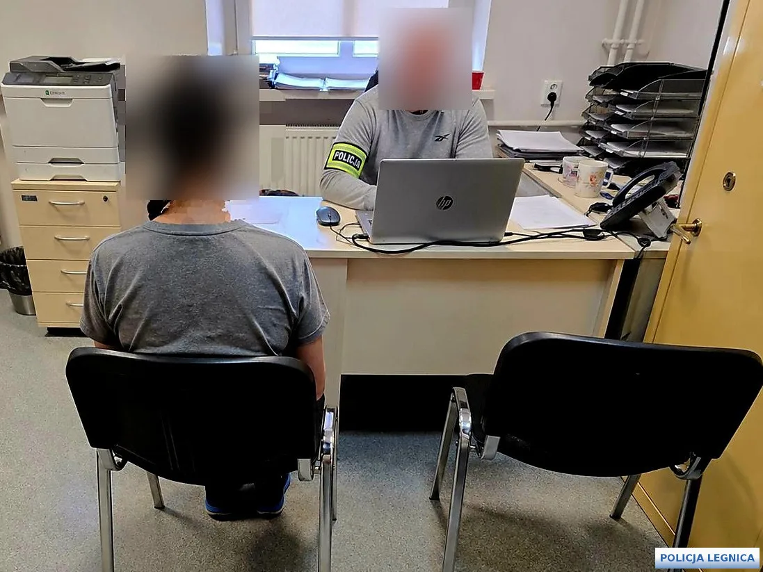 Pijana matka z 2,5-letnim dzieckiem na ulicy. Szybka interwencja świadków i policji uratowała sytuację