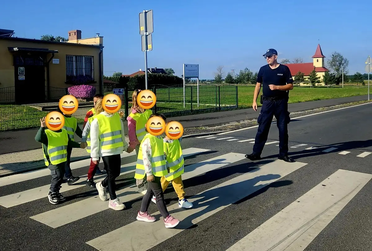 Policjanci dbają o bezpieczeństwo uczniów w rejonach szkół