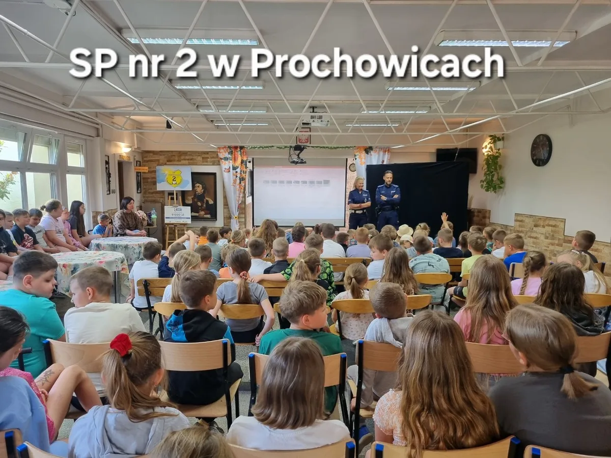Policjanci edukowali dzieci na temat przepisów dotyczących kasków