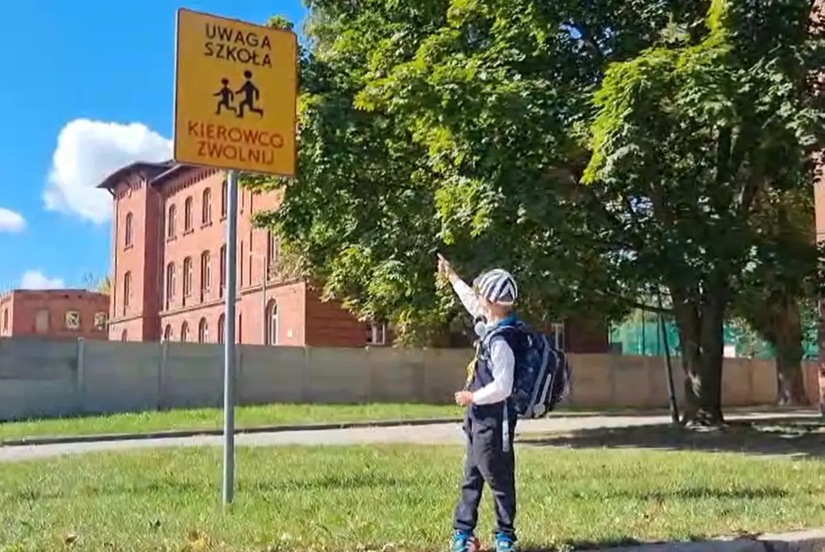 Edukacyjny film o bezpiecznej drodze do szkoły z udziałem policjantki i ucznia