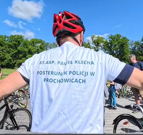 Policjant zapewnił bezpieczeństwo podczas ekologicznej wycieczki rowerowej