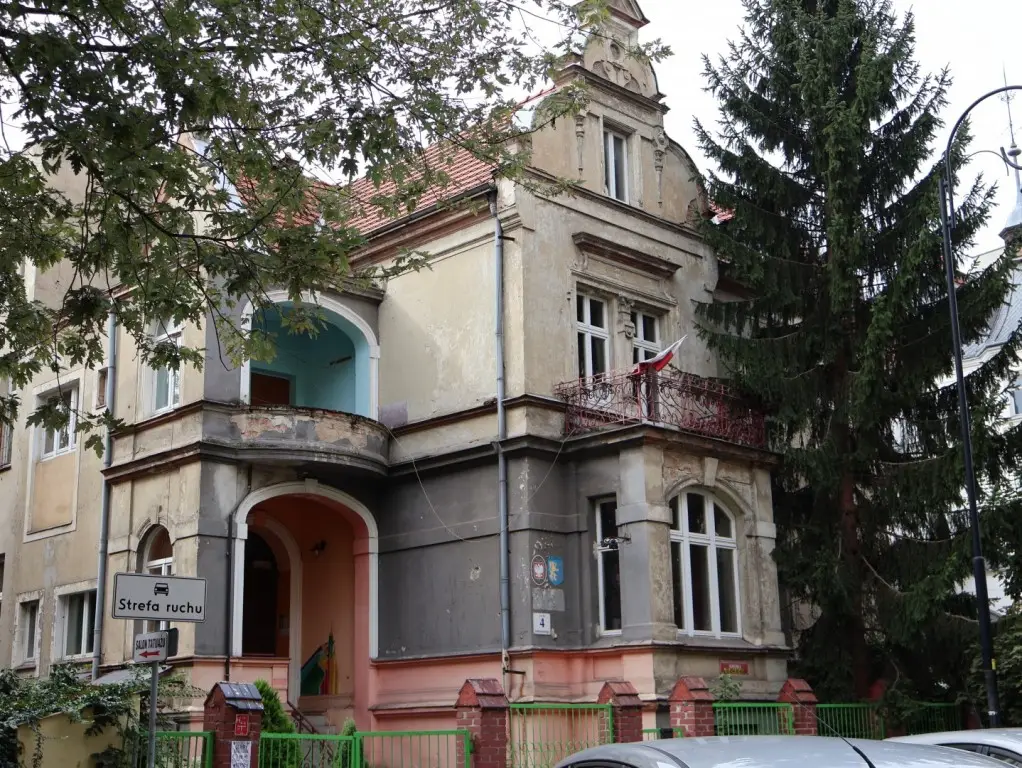 Willa przy ul. Łukasińskiego 4 w Legnicy wystawiona na sprzedaż