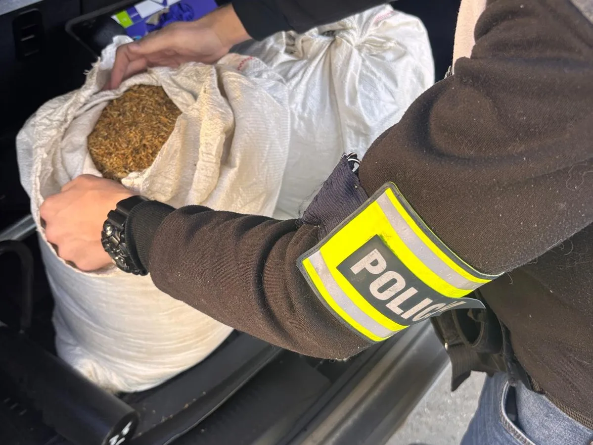 Rozbicie nielegalnego handlu tytoniem. Policja z Legnicy i Polkowic zatrzymała trzy osoby