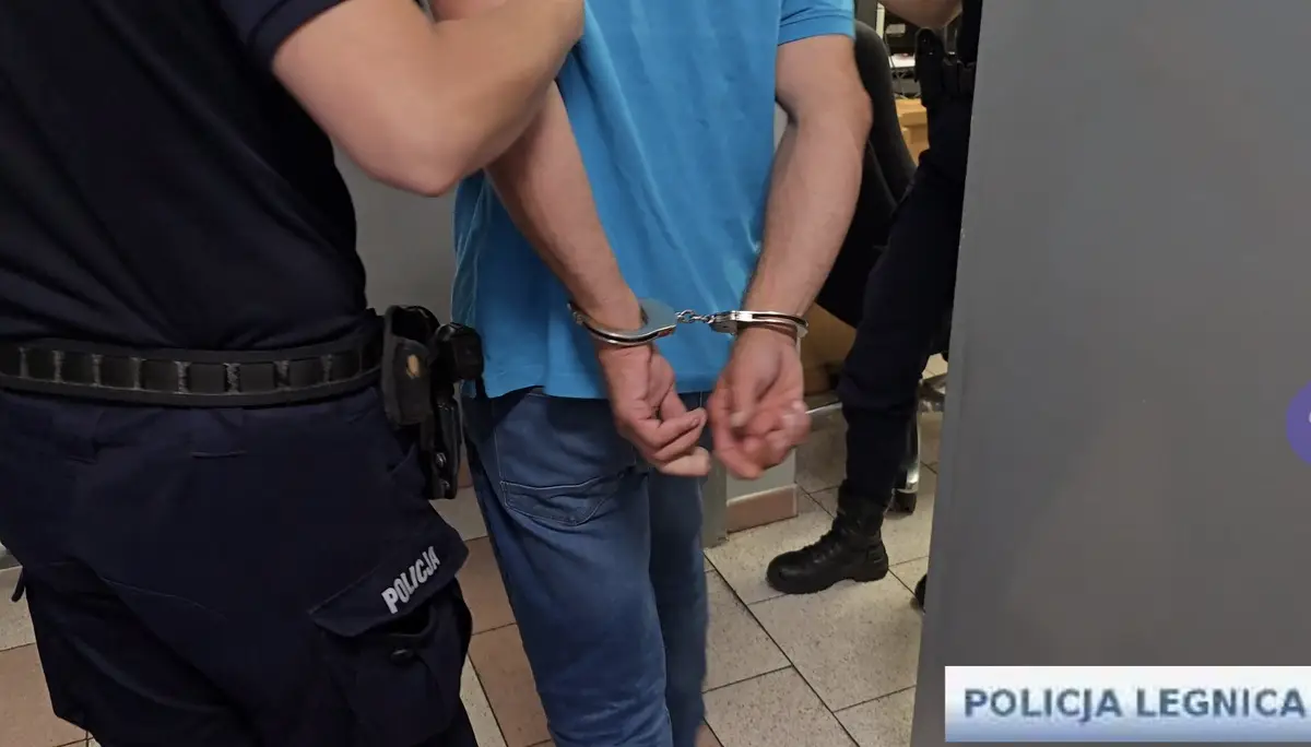 Zatrzymanie poszukiwanego z narkotykami przez policję w Chojnowie
