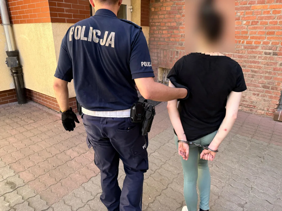 Policjanci legniccy zatrzymali kobietę z narkotykami po wykroczeniu drogowym