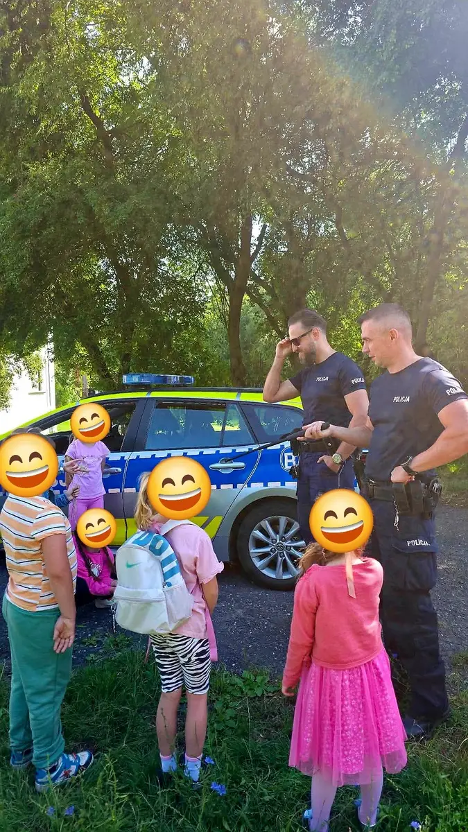 Policjanci edukują dzieci o bezpieczeństwie podczas wakacji