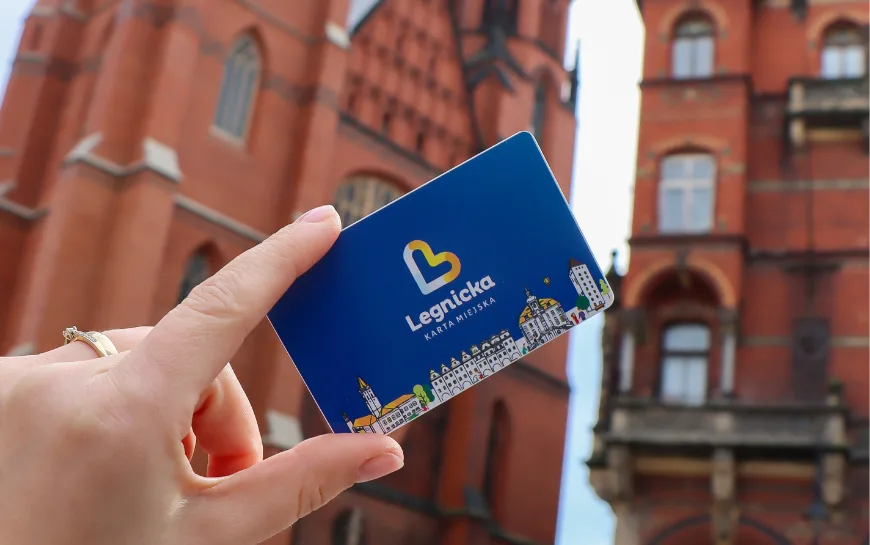 Punkt informacyjny Legnickiej Karty Miejskiej podczas majówki